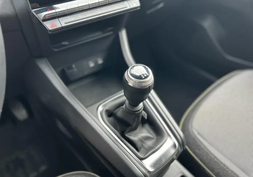 Le levier de vitesse manuel en gros plan dans l'habitacle du Renault Captur 2025, finition Techno.