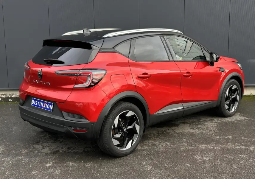 Renault Captur 2025 rouge Flamme et noir, vue 3/4 arrière droit, jantes alu noires diamantées et toit noir.