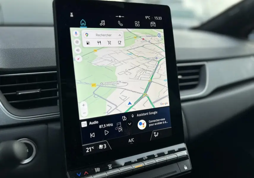 Écran tactile vertical OpenR Link 10,4 pouces du Renault Captur 2025, affichant la navigation GPS et commandes climatisation.