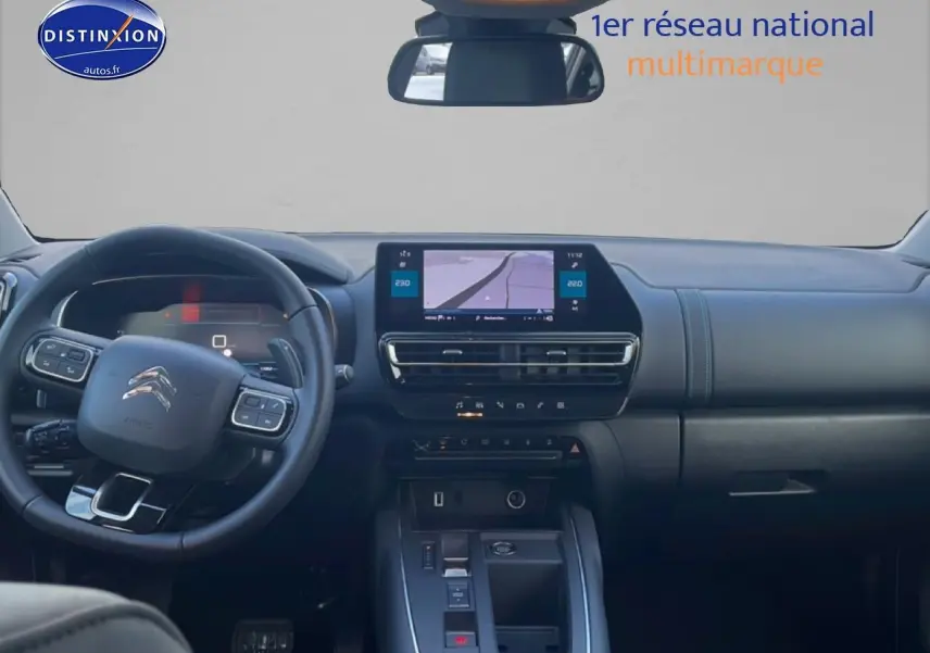 Vue intérieure avant du Citroën C5 Aircross gris platinium, tableau de bord et écran tactile central visibles.