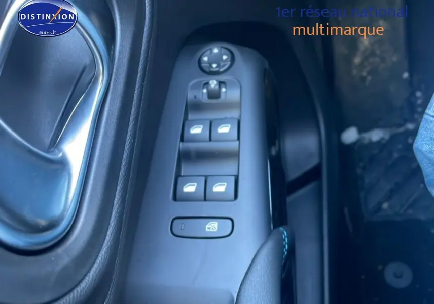 Gros plan sur les commandes des vitres électriques côté conducteur du Citroën C5 Aircross gris platinium 2025.