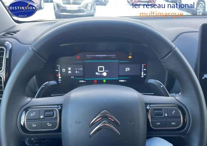 Vue rapprochée du volant cuir multifonction et du tableau de bord numérique du Citroën C5 Aircross gris platinium.