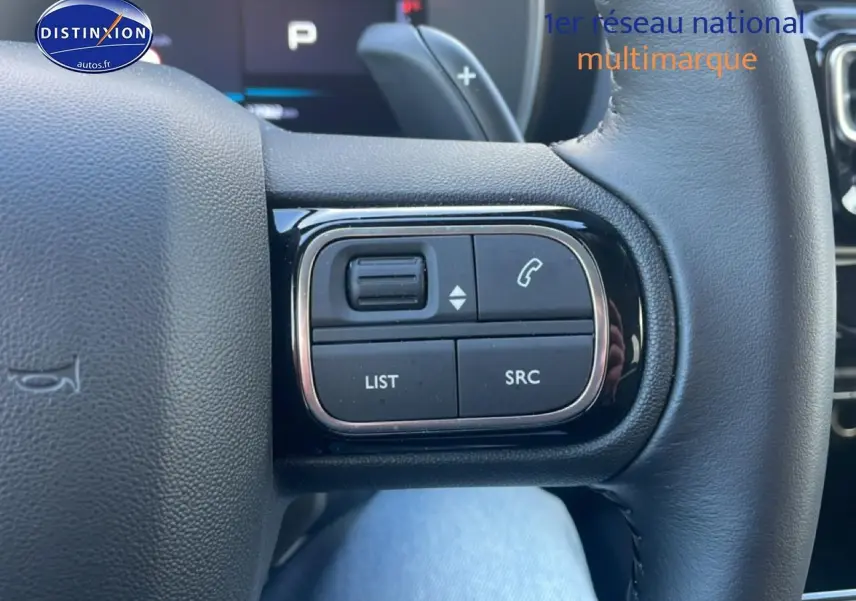 Gros plan sur les commandes au volant cuir du Citroën C5 Aircross hybride 2025, côté droit.