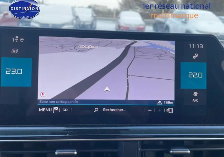 Écran tactile central du tableau de bord du Citroën C5 Aircross gris platinium, affichant la navigation GPS.