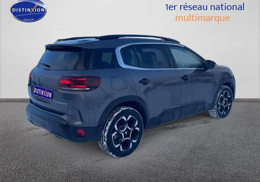 Vue 3/4 arrière droite du Citroën C5 Aircross gris platinium avec jantes alu et vitres teintées.