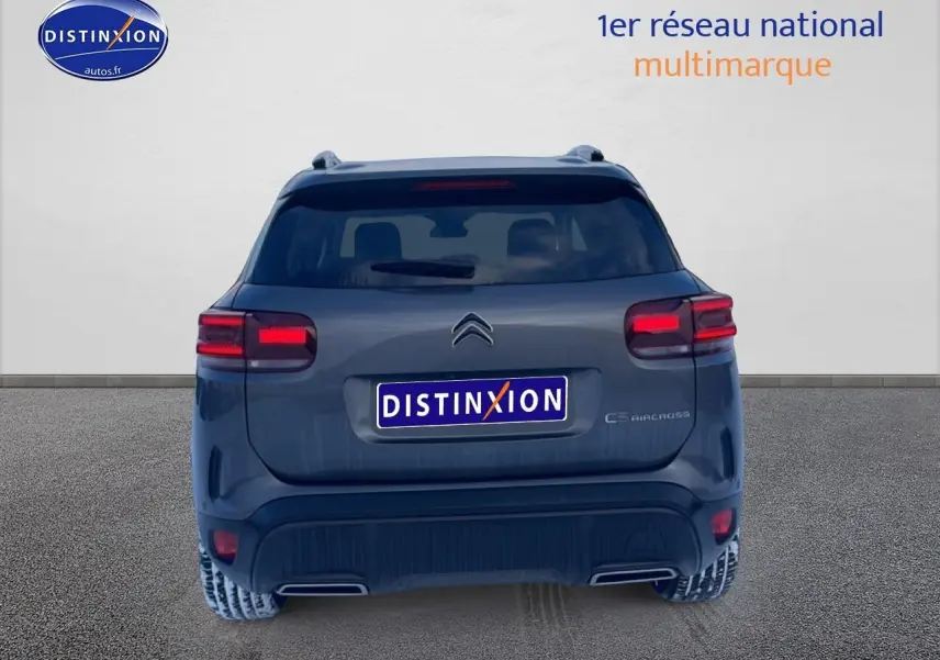 Vue arrière d'un Citroën C5 Aircross gris platinium avec feux LED et double sortie d'échappement intégrée.