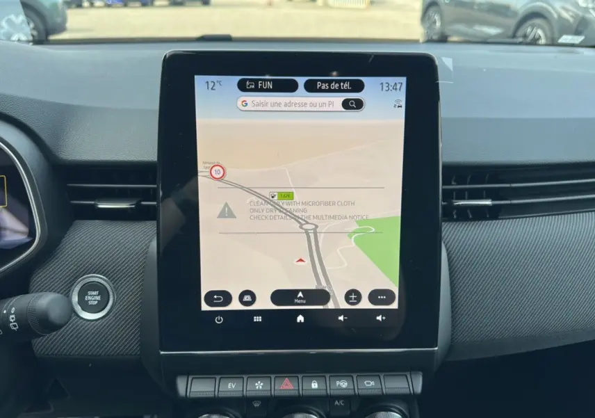 Vue intérieure centrée sur l'écran tactile 9,3 pouces du tableau de bord de la Renault Clio V E-Tech 145 Gris Rafale.