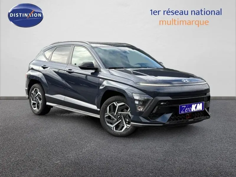 Vue 3/4 avant droite d'un Hyundai Kona 2025 Cyber Gray métallisé avec jantes alu et détails noirs contrastants.