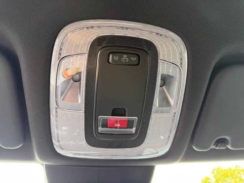Vue intérieure du plafonnier avec bouton SOS rouge et commandes d’éclairage dans une Hyundai Kona Cyber Gray 2025.
