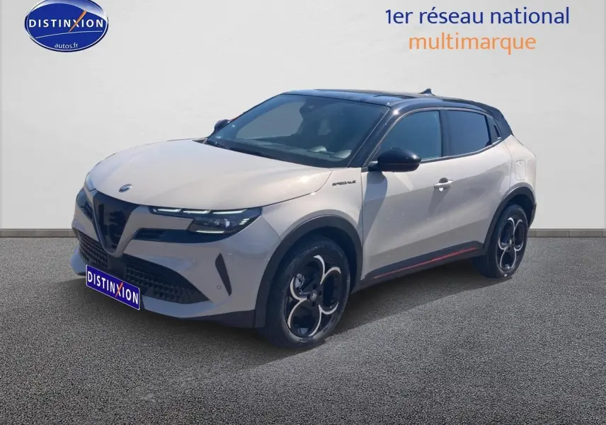 Vue 3/4 avant d'une Alfa Romeo Junior 1.2 hybride 2026 ivoire et noir avec jantes alliage et toit noir.