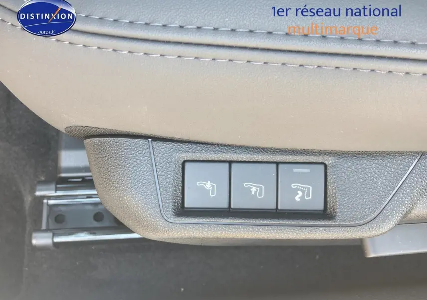 Gros plan sur les commandes de réglage électrique du siège conducteur de l'Alfa Romeo Junior ivoire et noir.