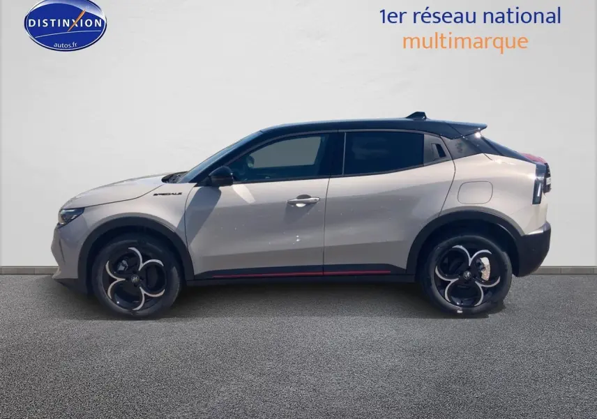 Profil droit d'une Alfa Romeo Junior 1.2 hybride ivoire et toit noir avec jantes alliage et vitres teintées.