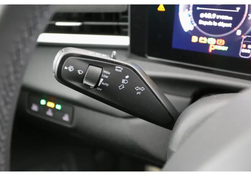 Gros plan sur la commande de clignotants et essuie-glaces du Volkswagen T-Roc 2026, intérieur noir.