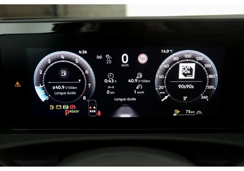 Affichage numérique du tableau de bord du Volkswagen T-Roc 2026, montrant la consommation, vitesse et radio.