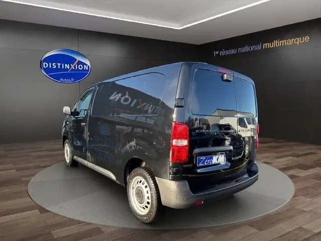 Vue 3/4 arrière droite d’un Peugeot Expert Fourgon noir 2025 avec feux arrière rouges et jantes acier.