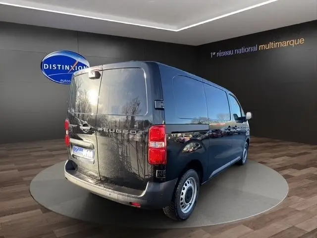 Vue 3/4 arrière droite du Peugeot Expert Fourgon noir 2025, portes arrière pleines et jantes acier visibles.