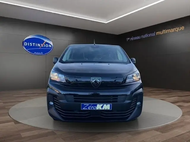 Vue frontale du Peugeot Expert Fourgon noir 2025 avec logo et plaque Zero KM visible en showroom.