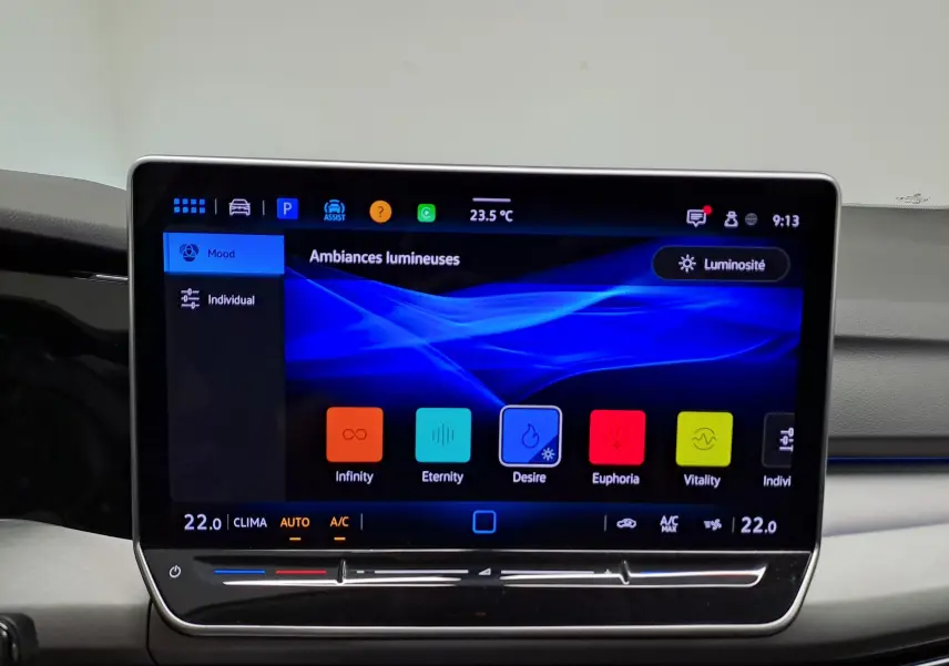Écran tactile central de la Volkswagen Golf 1.5 eTSI 2025 affichant les options d’ambiances lumineuses avec interface moderne.