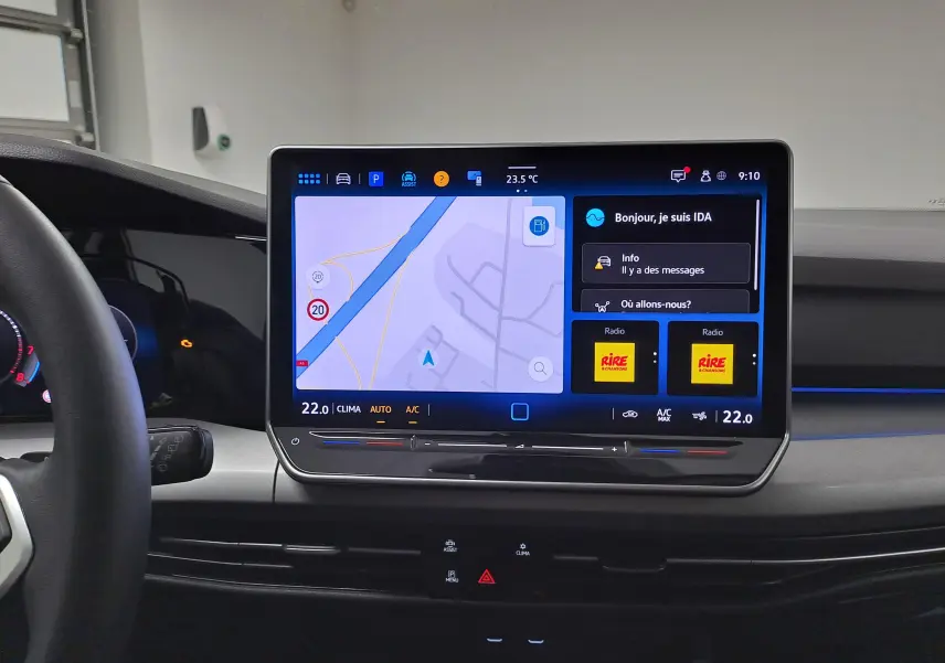 Vue rapprochée de l’écran tactile central de la Volkswagen Golf 1.5 eTSI 116 DSG7 Bleu Glacier avec interface navigation et radio.