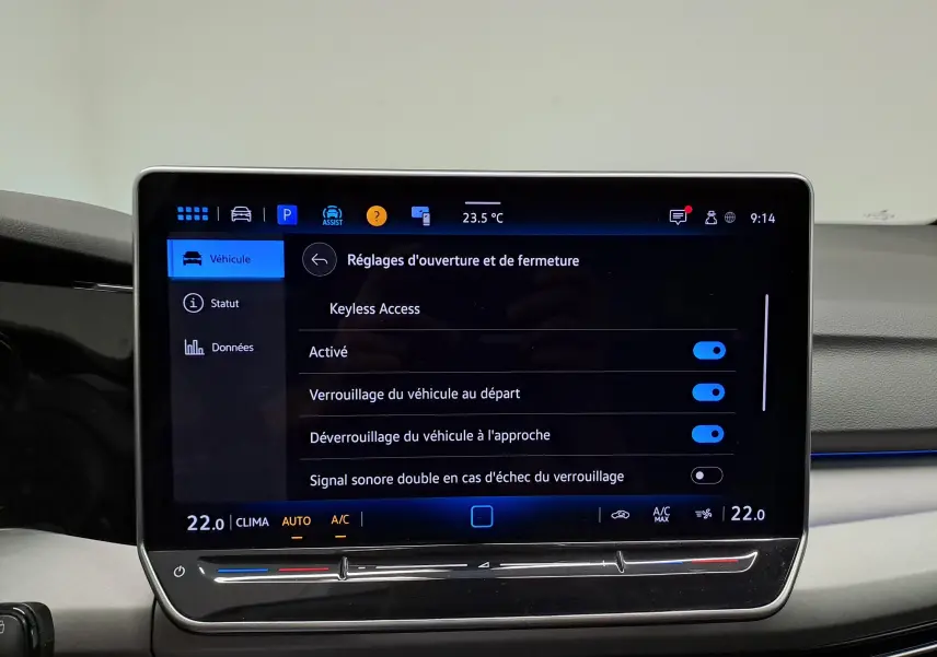 Écran tactile intérieur de la Volkswagen Golf 1.5 eTSI 2025 affichant les réglages Keyless Access.
