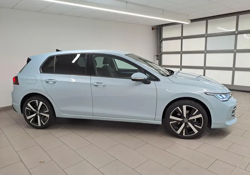 Volkswagen Golf 1.5 eTSI 116 DSG7 Bleu Glacier vue de profil côté droit avec jantes alliage 18 pouces Catania.