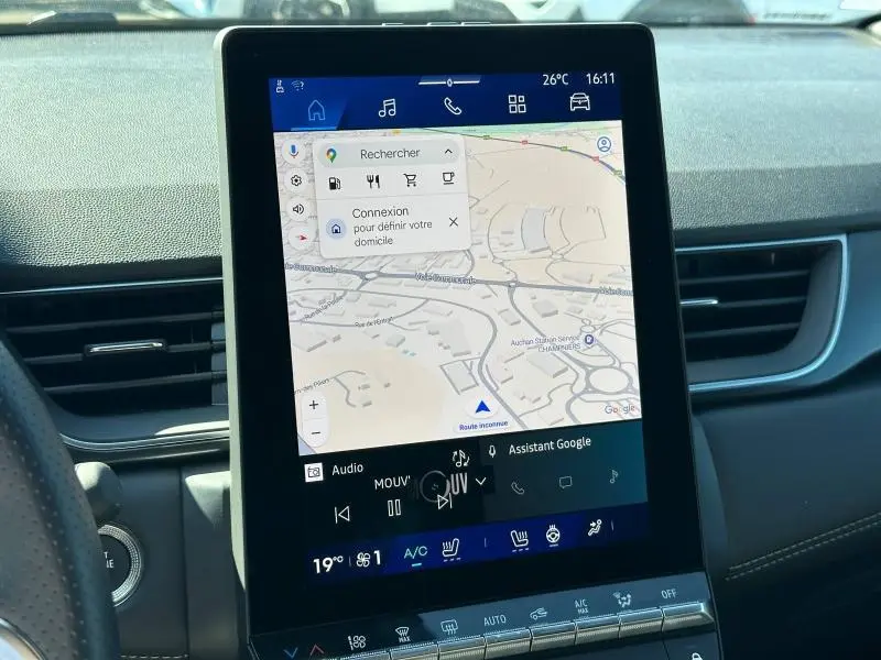 Vue rapprochée de l’écran tactile central du tableau de bord du Renault Symbioz rouge, affichant le GPS.