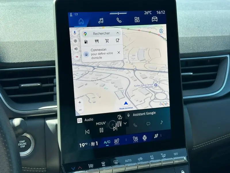 Vue rapprochée de l'écran tactile central avec navigation GPS du Renault Symbioz rouge, affichage clair et moderne.