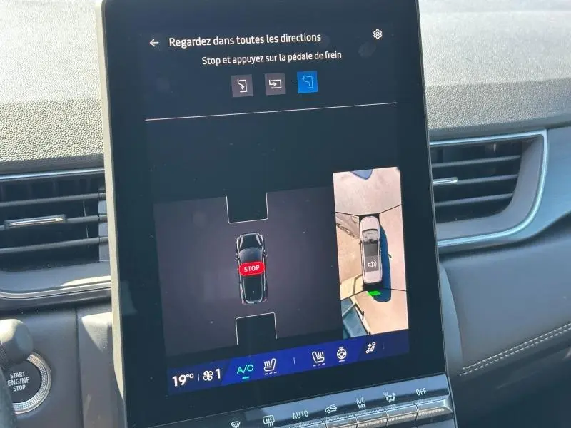 Écran tactile intérieur montrant la caméra 360° du Renault Symbioz rouge, vue de dessus et instructions de freinage.