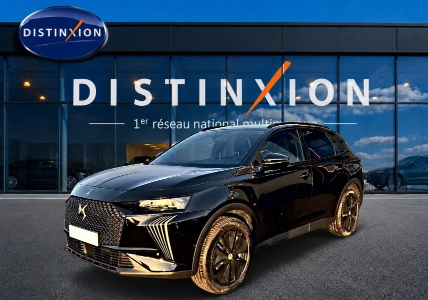 DS7 noir vue 3/4 avant droit, avec calandre distinctive DS et jantes alliage noires devant un showroom Distinxion.
