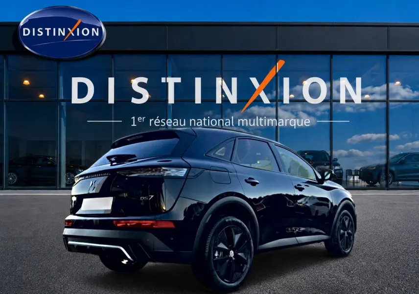 DS7 noir vue 3/4 arrière droit, jantes noires, feux arrière LED, devant vitrine Distinxion.
