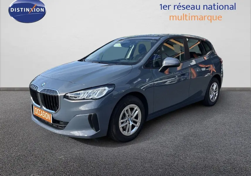 BMW Série 2 Active Tourer 218d gris cuivré métallique en 3/4 avant droit, avec calandre imposante et jantes alliage.