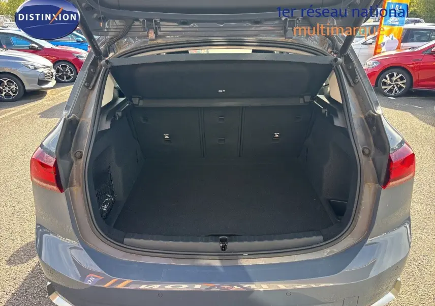 Coffre ouvert vu de l'arrière d'une BMW Série 2 Active Tourer 218d gris cuivré métallique sous lumière naturelle.