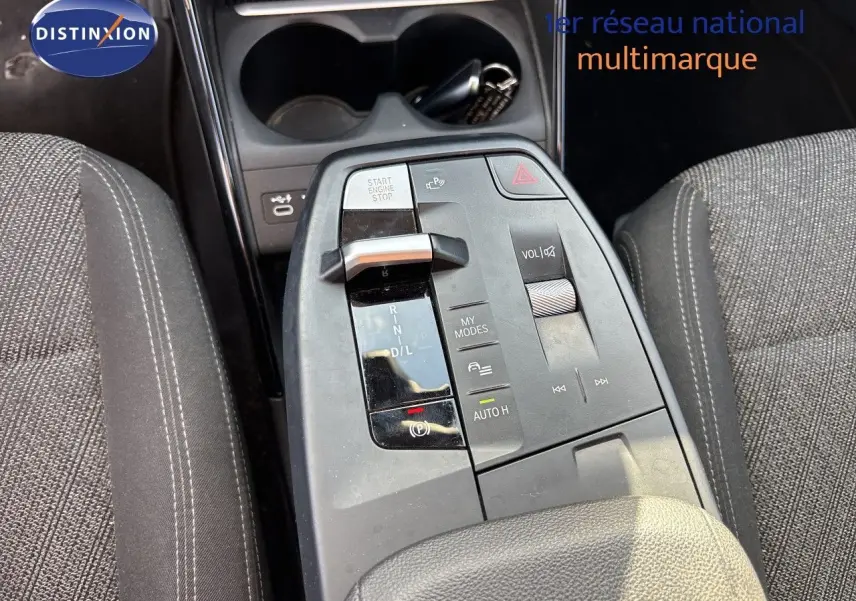 Gros plan sur la console centrale de la BMW Série 2 Active Tourer 218d, avec levier de vitesse et commandes multifonctions.