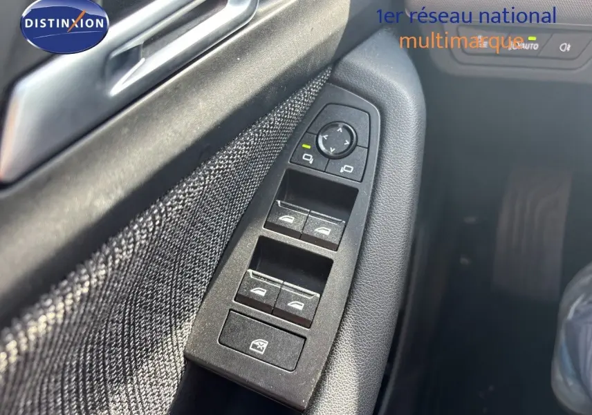 Gros plan sur les commandes des vitres côté conducteur de la BMW Série 2 Active Tourer 218d 2023, intérieur gris noir.