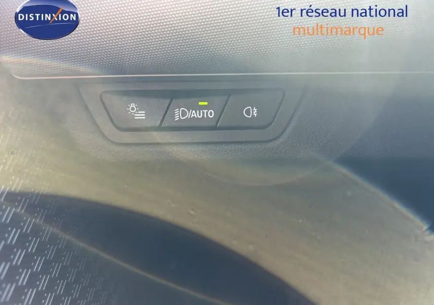 Détail du tableau de bord avec commandes d’éclairage sur BMW Série 2 Active Tourer 218d gris cuivre, 2023.