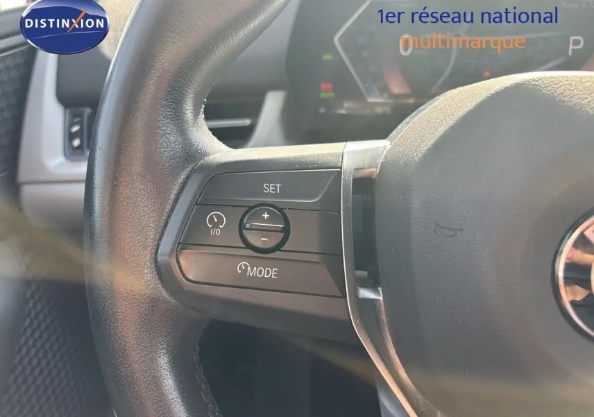 Gros plan sur le volant côté gauche de la BMW Série 2 Active Tourer 218d 2023 en Sparkling Copper Grey Metal.