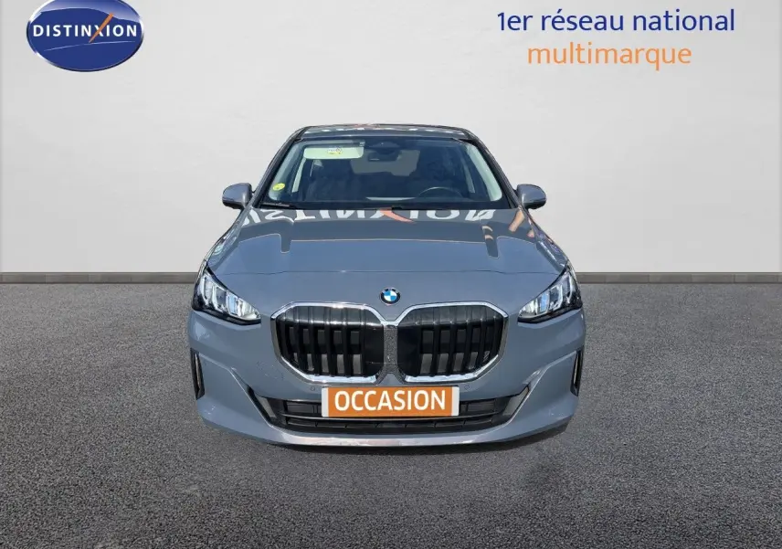 Vue frontale d'une BMW Série 2 Active Tourer 218d grise métallisée, avec calandre imposante et plaque "OCCASION".