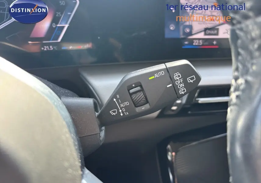 Gros plan sur la commande d'essuie-glace à gauche du volant dans l'habitacle gris noir de la BMW Série 2 Active Tourer.
