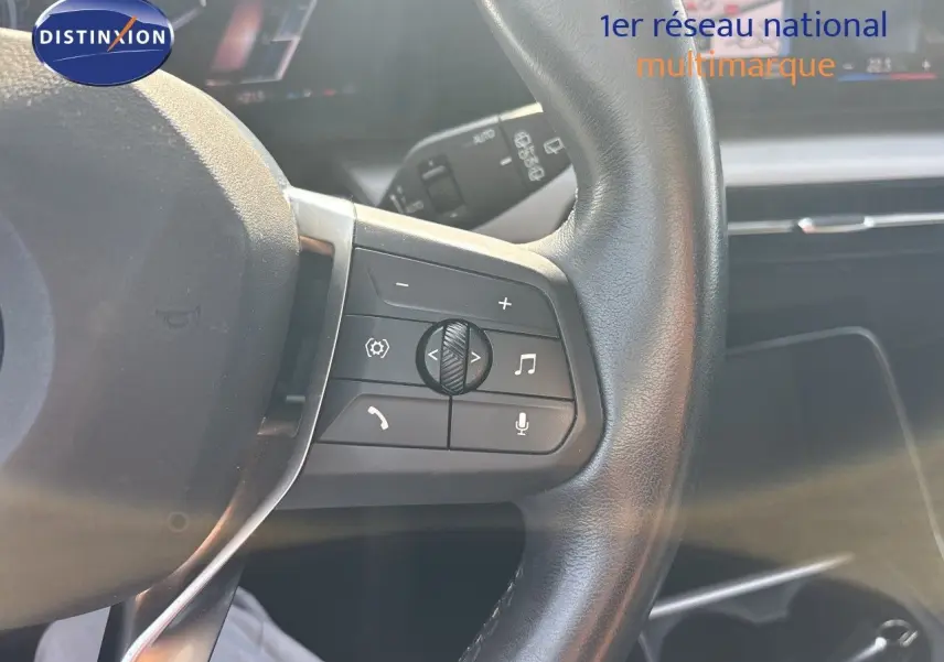 Gros plan sur le volant cuir noir de la BMW Série 2 Active Tourer 218d, avec commandes audio et téléphone intégrées.