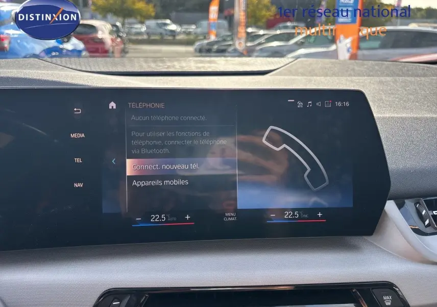 Écran tactile central de la BMW Série 2 Active Tourer 218d 2023 affichant le menu téléphone et la climatisation à 22,5°C.