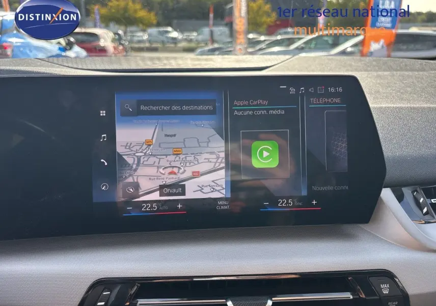 Écran tactile central de la BMW Série 2 Active Tourer 218d 2023, affichant navigation et Apple CarPlay, intérieur gris noir.