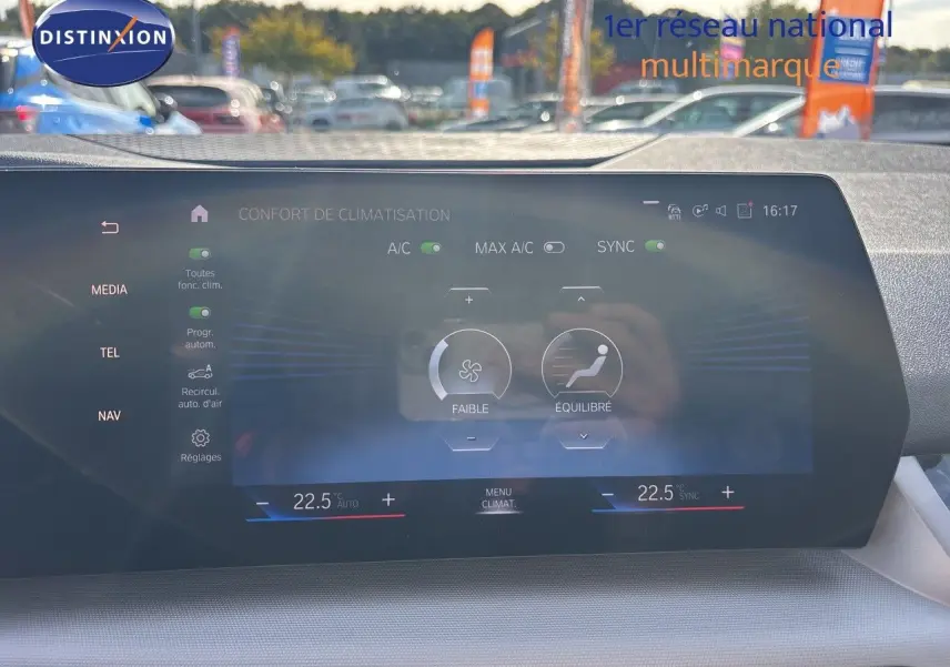 Affichage de l'écran tactile intérieur de la BMW Série 2 Active Tourer 218d, montrant le menu de climatisation.