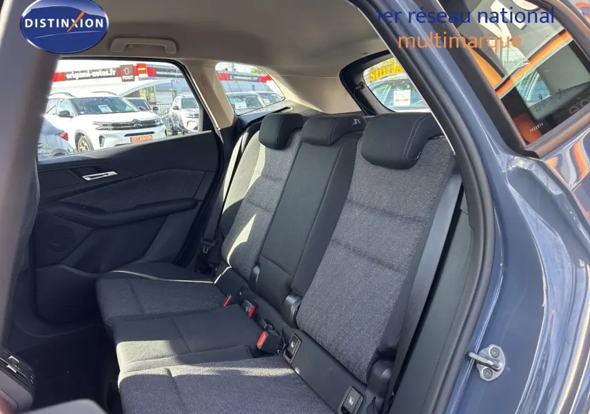 Vue intérieure sur les sièges arrière en tissu gris du BMW Série 2 Active Tourer 218d 2023, porte arrière ouverte côté droit.