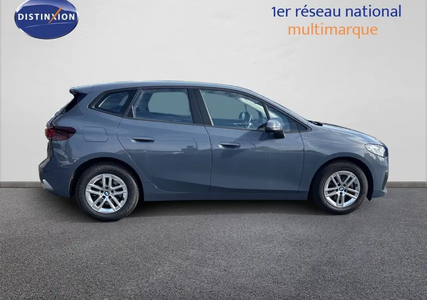 BMW Série 2 Active Tourer 218d gris cuivré métallisé vue de profil côté gauche sur fond neutre.