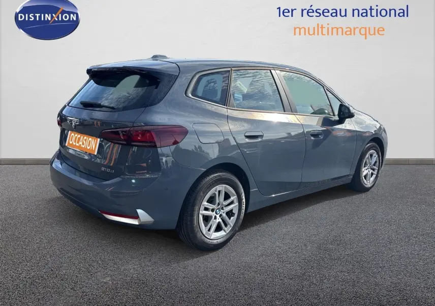 BMW Série 2 Active Tourer 218d gris cuivré vue 3/4 arrière droit avec jantes alliage et feux LED.