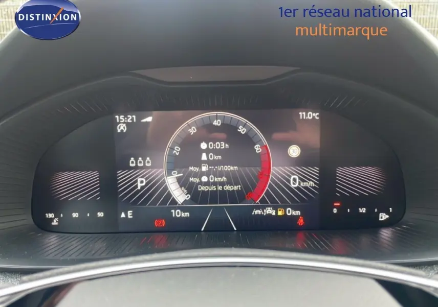 Tableau de bord numérique du Skoda Kamiq noir, affichant la vitesse, la température et les indicateurs de conduite.