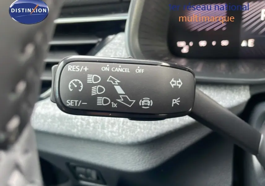 Gros plan sur la manette de commande du régulateur de vitesse dans l'habitacle du Skoda Kamiq noir magique métal.