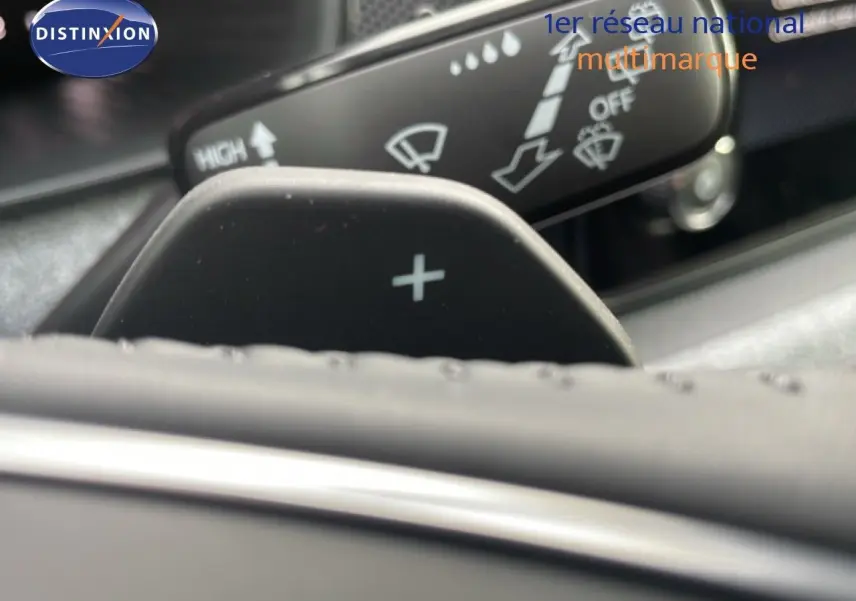 Gros plan sur la palette de changement de vitesse "+" du volant d'un Skoda Kamiq noir magique métal.