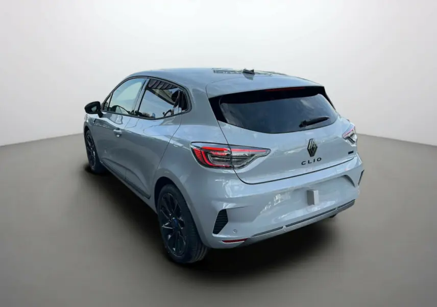 Vue 3/4 arrière droite d'une Renault Clio V E-Tech 145 Esprit Alpine Bose gris rafale avec jantes noires et vitres surteintées.