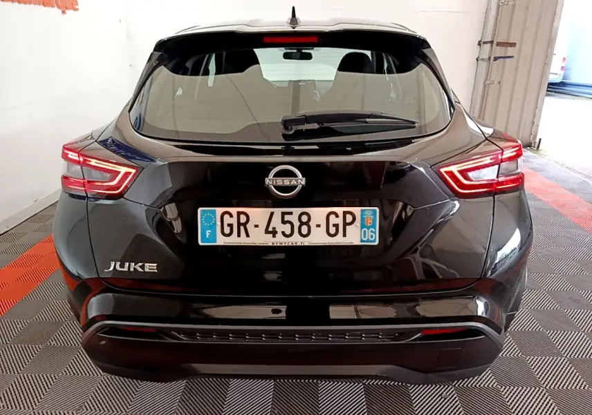 Vue arrière d'un Nissan Juke noir 2023 avec feux LED distinctifs et plaque d'immatriculation française.